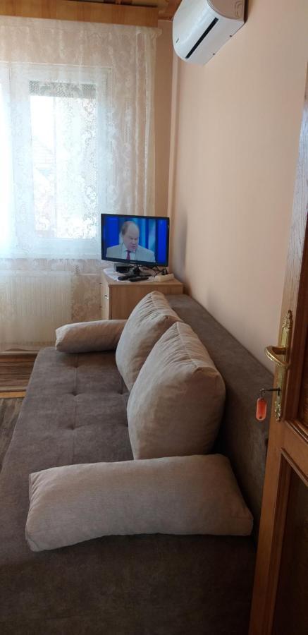 Rona Vendeghaz Hotel ไฮจ์ดุสโซบอสโล ภายนอก รูปภาพ